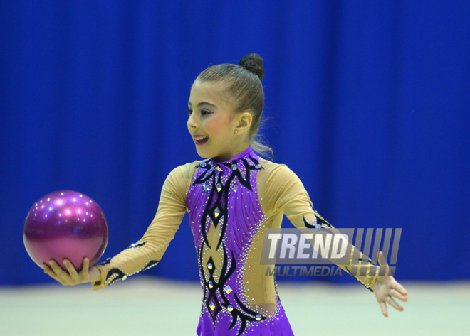 Bədii gimnastika üzrə XXII Bakı çempionatı və birinciliyi start götürüb. Bakı, Azərbaycan, 13 noyabr 2015